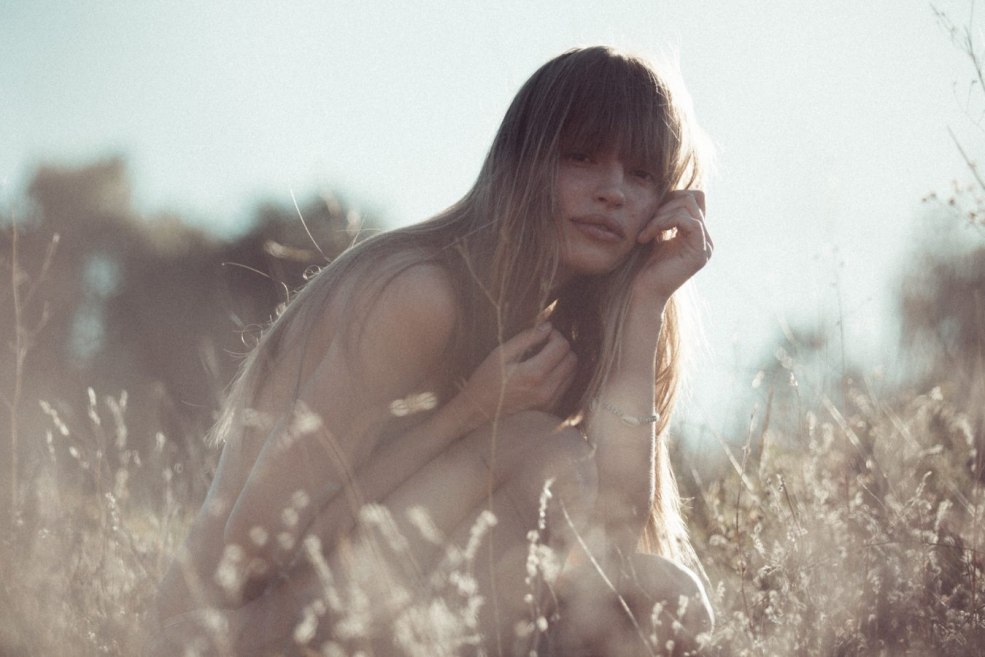 Constructeur dans une robe étagée serrée