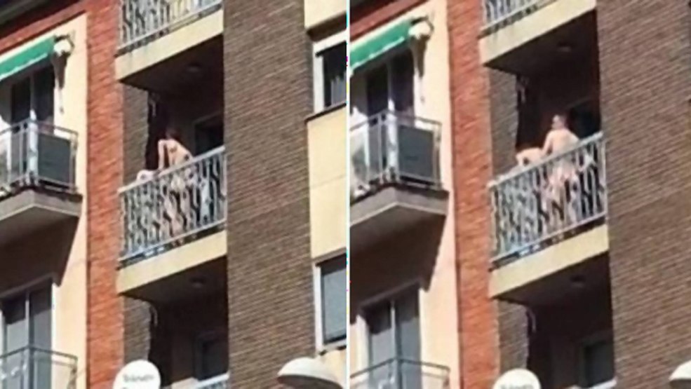 Baise dure sur le balcon