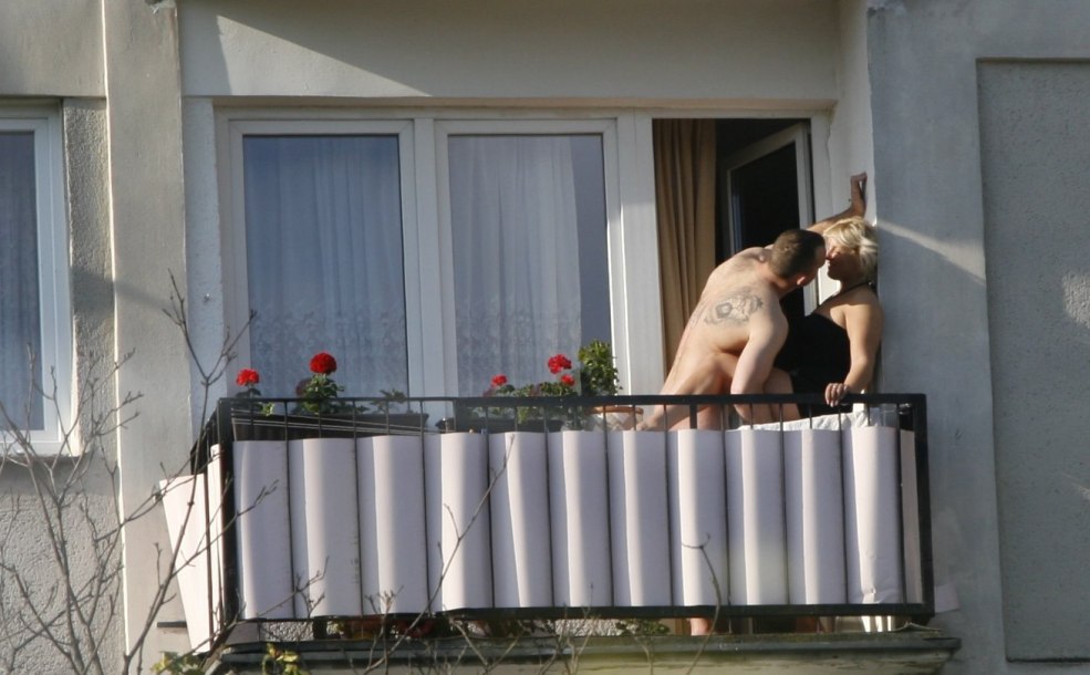 Belle baise sur le balcon