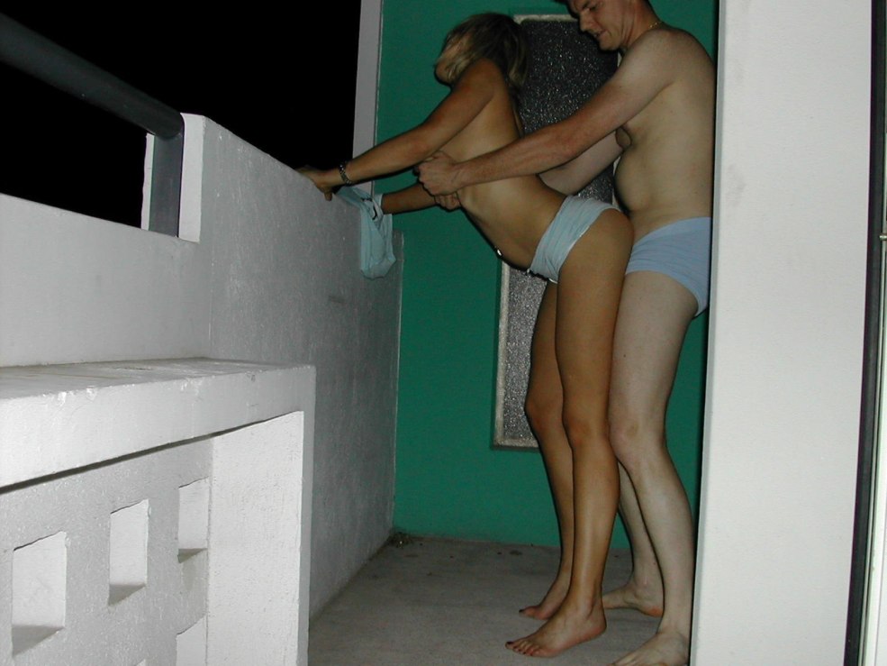 Baise sur le balcon de l'hôtel