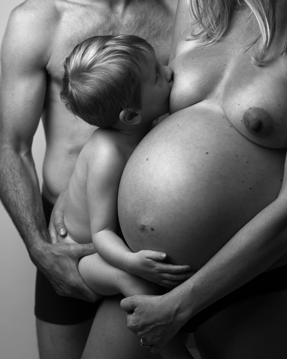 Blonde enceinte avec d'énormes seins