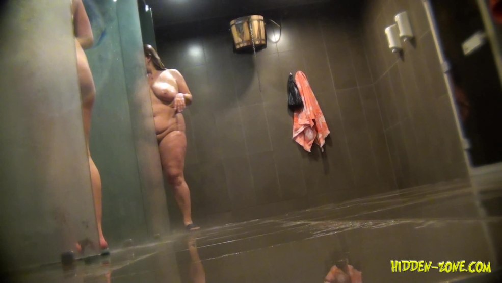 Femmes dans la caméra cachée du bain