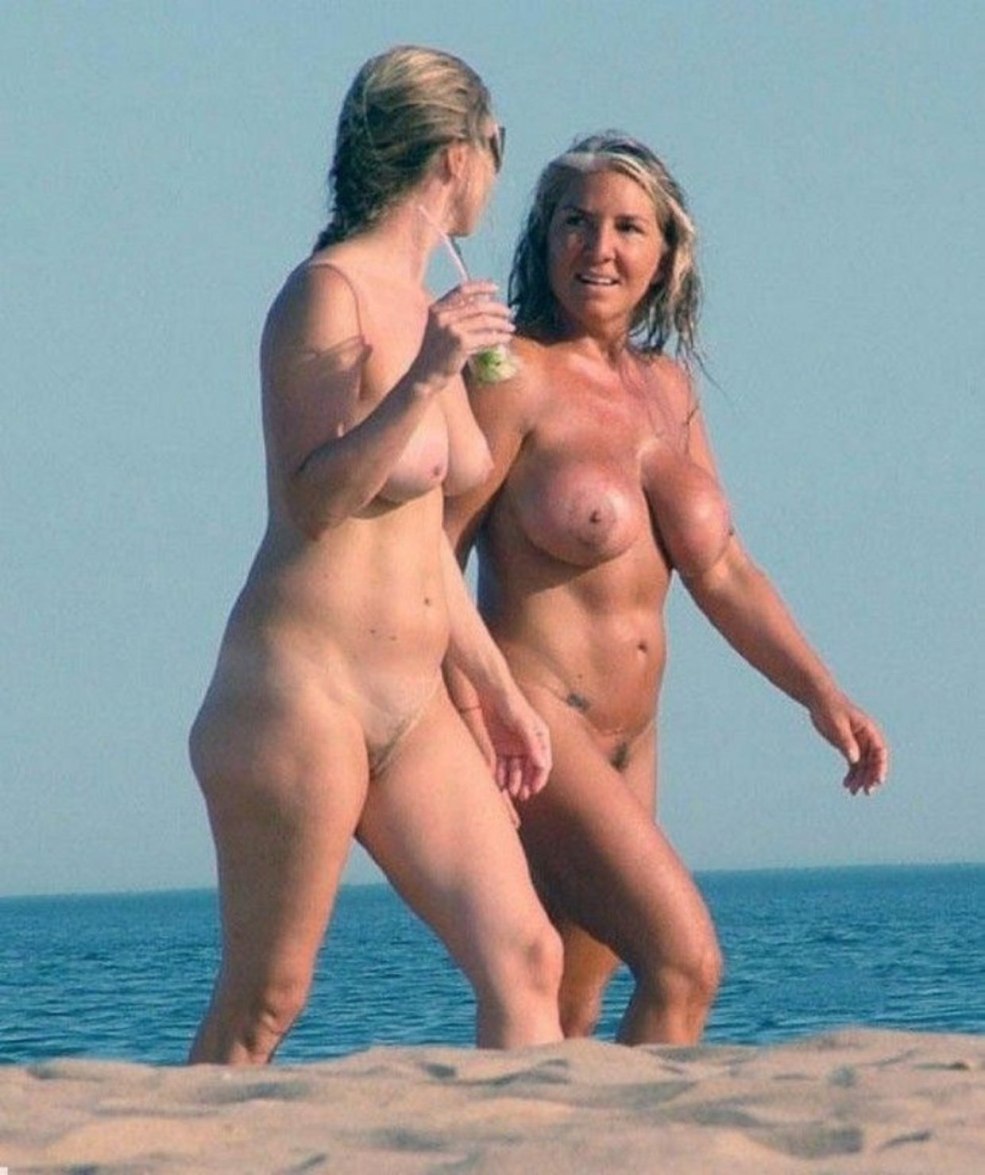 Les filles nues baisent sur la plage