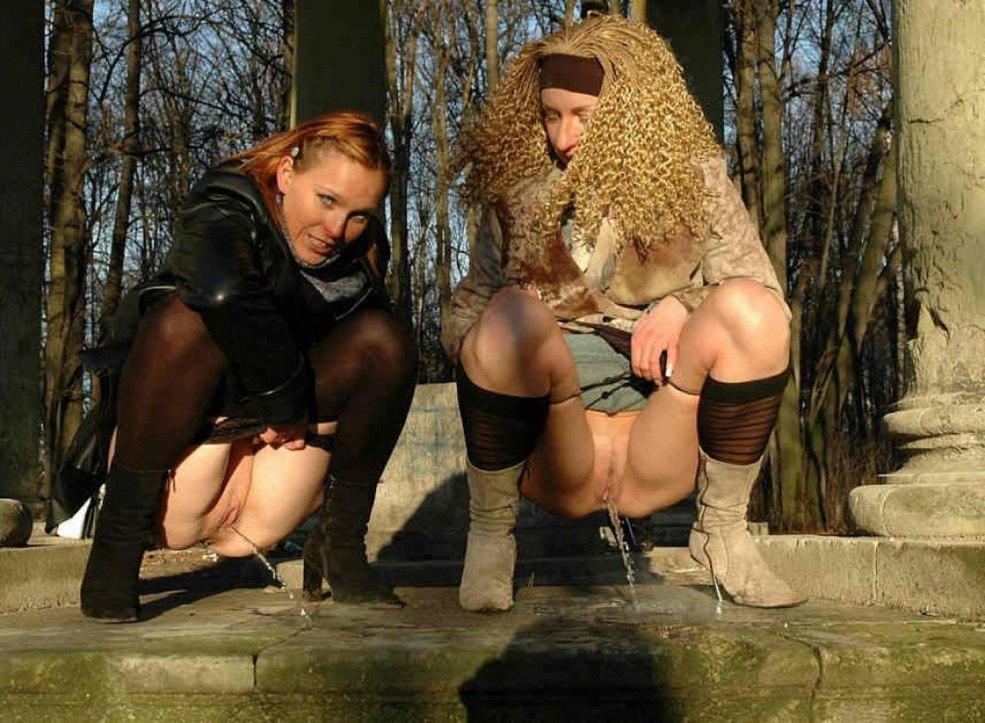 Pissing des femmes dans la rue