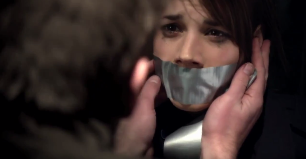 Filles connectées nues avec un bâillon