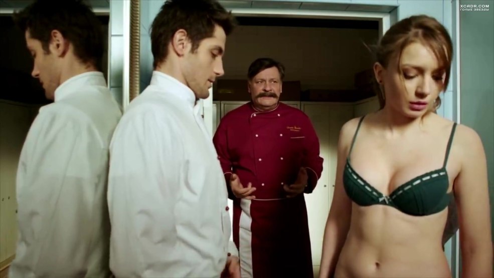 Valeria Fedorovich dans une cuisine de soutien-gorge