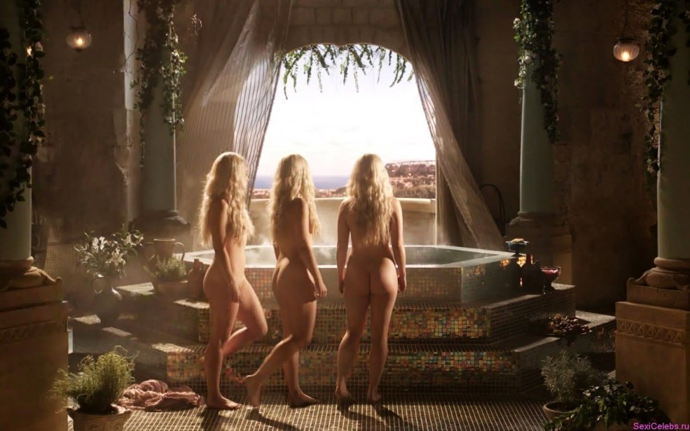 Emilia Clark nu dans la série Game of Thrones