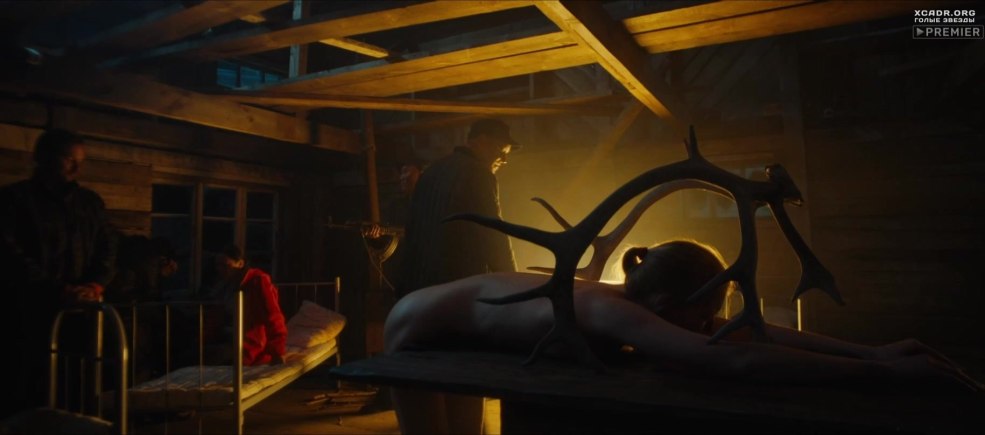 Petra Kubonov en sous-vêtements en pleine hauteur