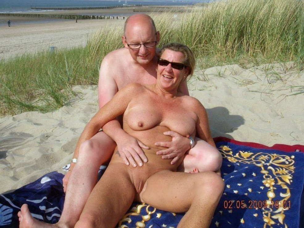 Paires matures nues sur la plage
