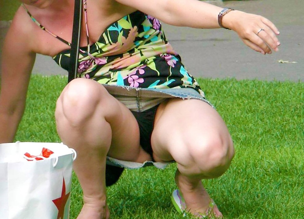 Femmes adultes dans une jupe sans culotte