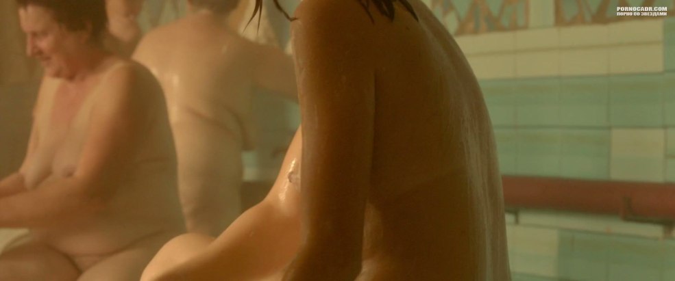 Blonde nue sur le canapé