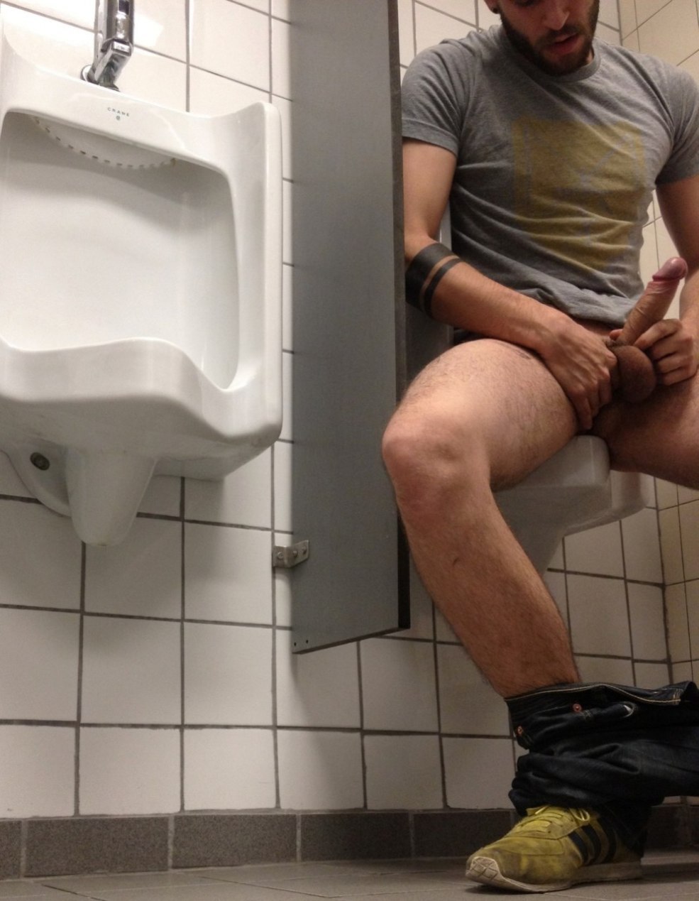 Hommes nus dans les toilettes publiques