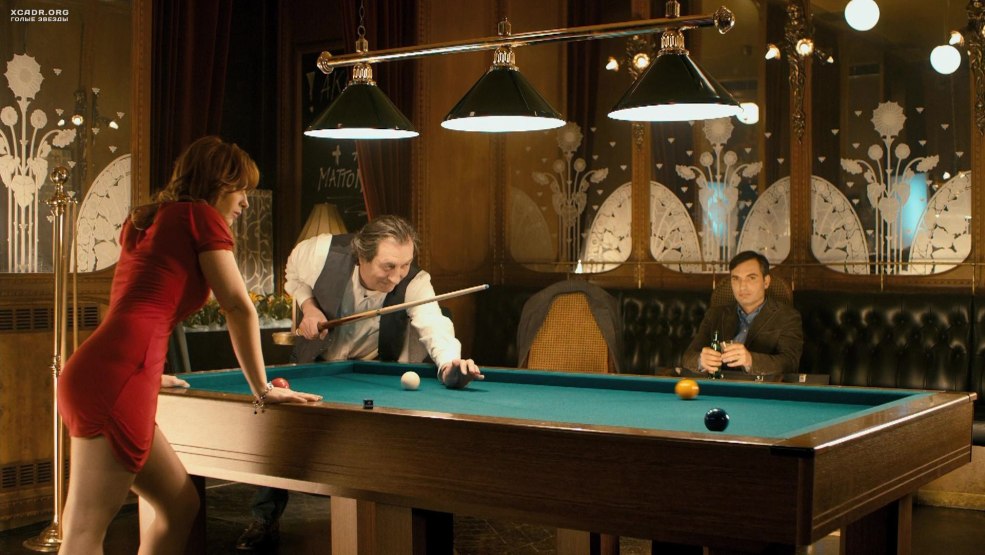 Fille sportive sur fond bleu