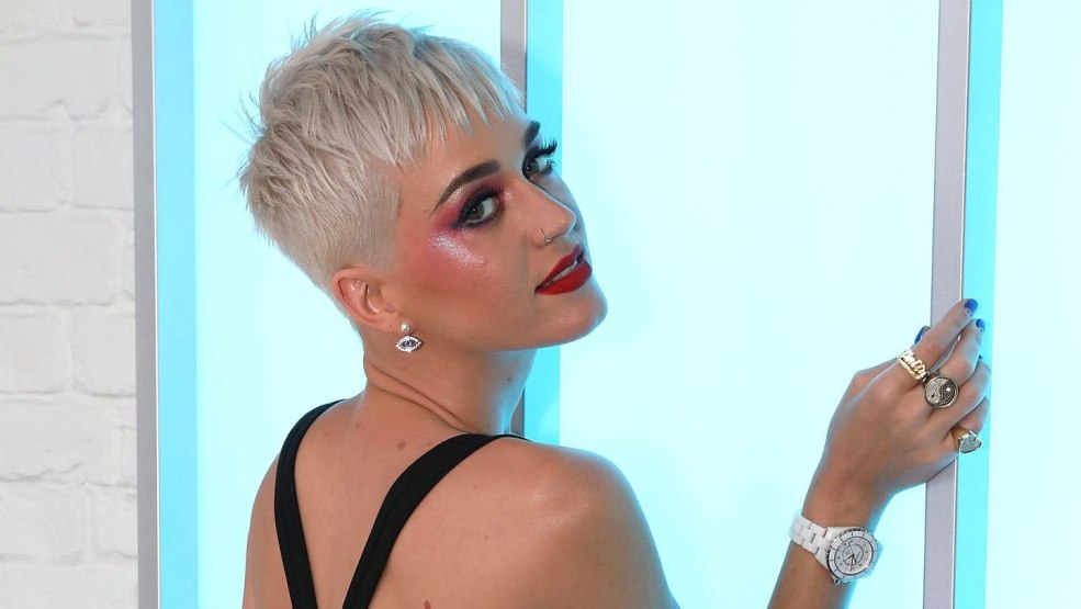 Katy Perry avec une coupe de cheveux courte