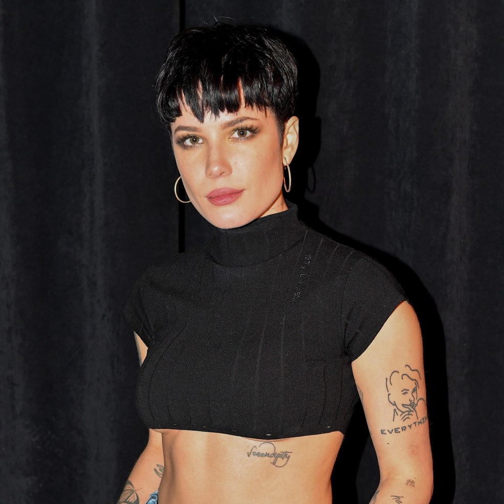 Fibi avec une coupe de cheveux courte enchantée