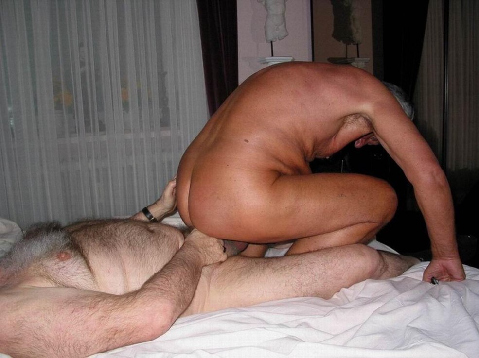 Hommes nus plus âgés