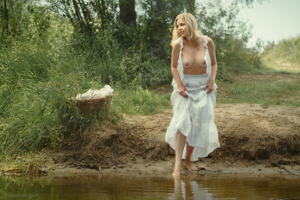 Les filles nues dans le lac se sont baignées