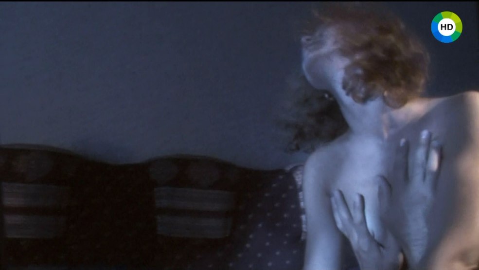 Elena Zakharova nue dans le kadétisme de la série