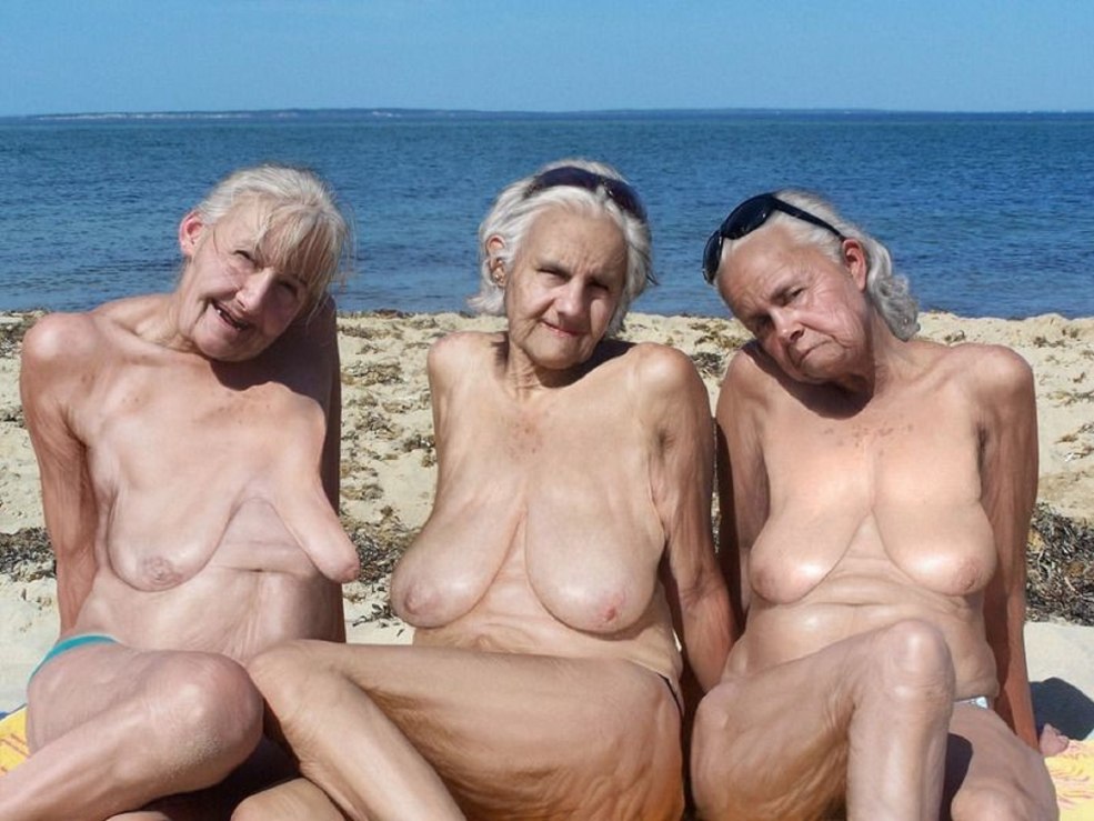 Chatte nue. Mamies sur la plage