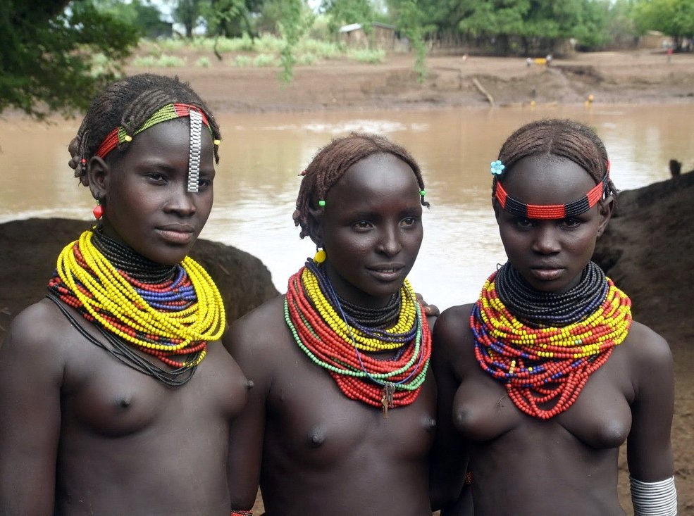 Femmes noires sauvages nues