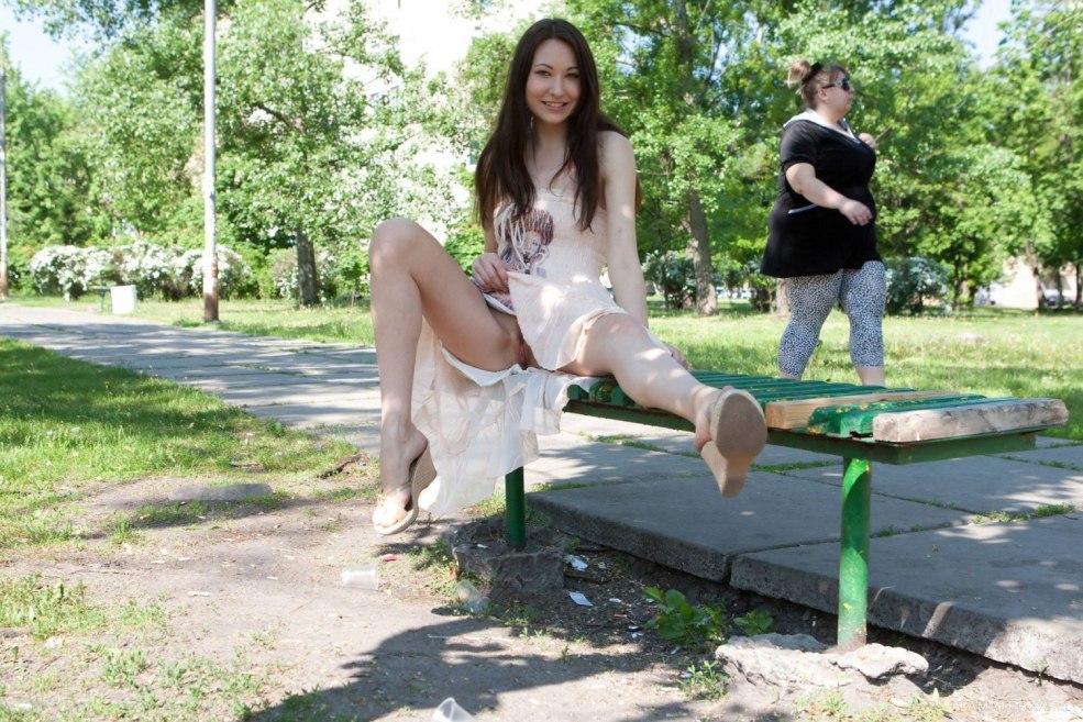 Sans culotte sous la jupe dans le parc