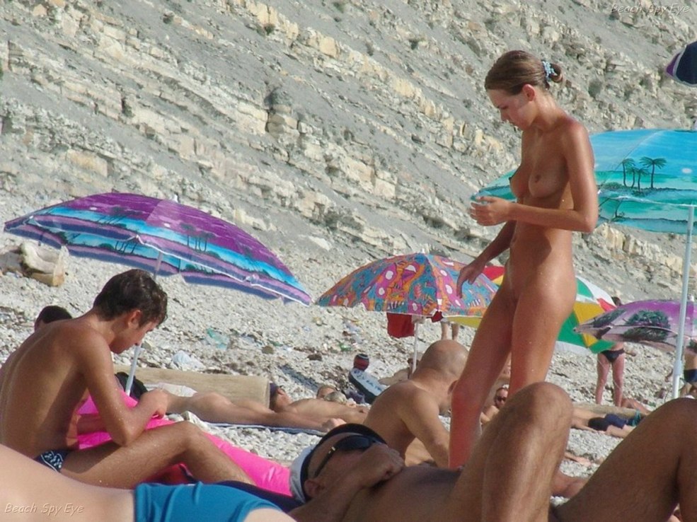Espionné sur une plage nudiste