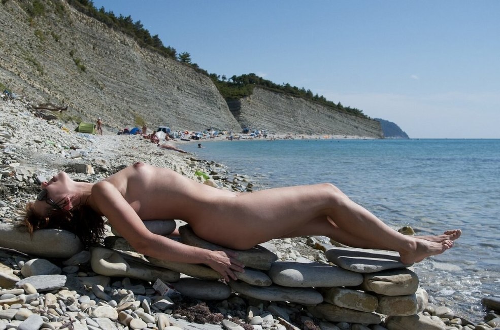 Des nudistes nus sur la plage de Divnomorsk