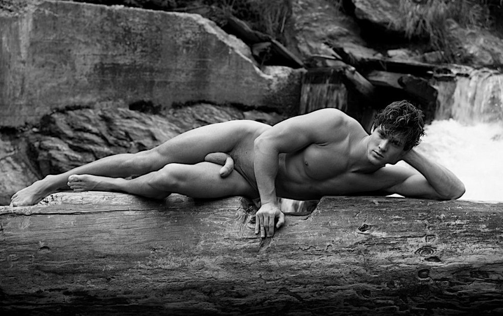 Les gars se sont baignés sur la rivière