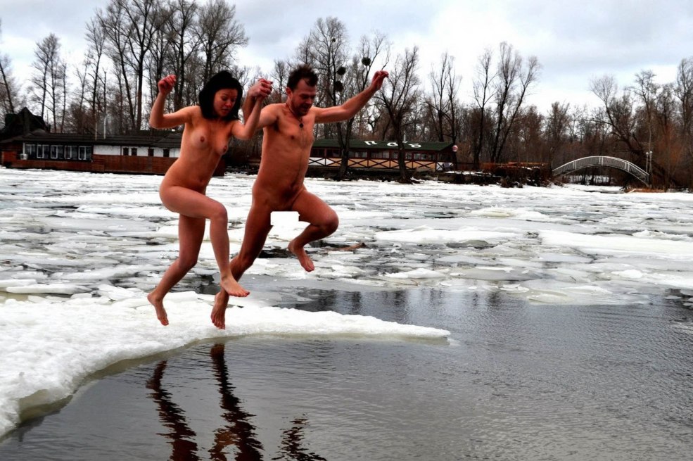 Hommes nus dans la nature hivernale
