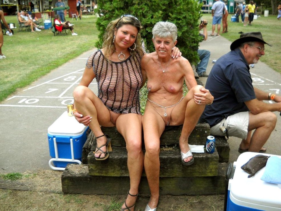 Vieilles femmes nues en public