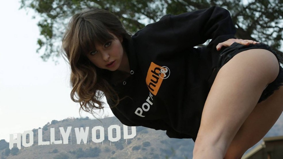 Fille dans un T -Shirt Pornhab