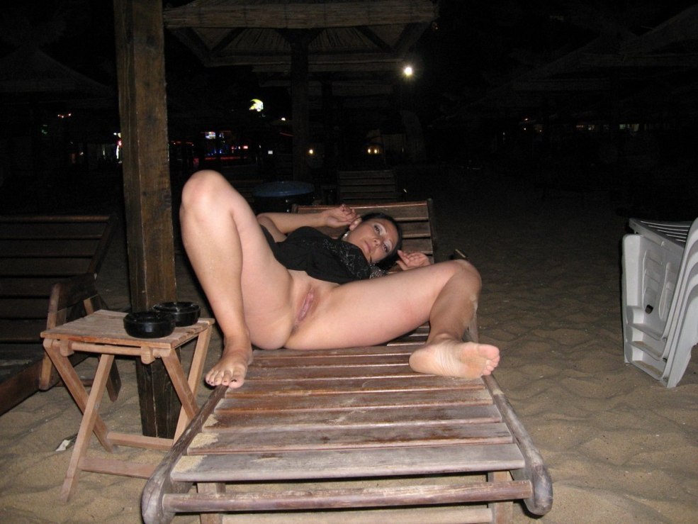 Femme nue dans une voiture en jupe