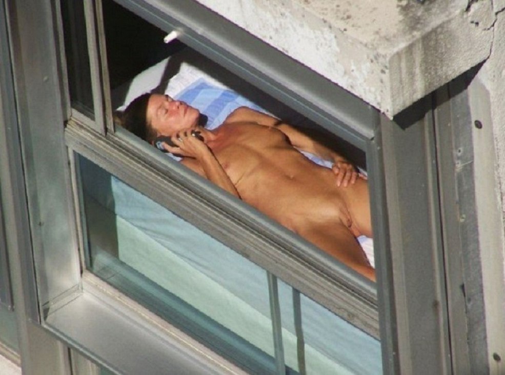Privé nu sur le balcon de l'hôtel
