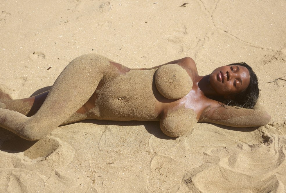 Filles nues sur le sable