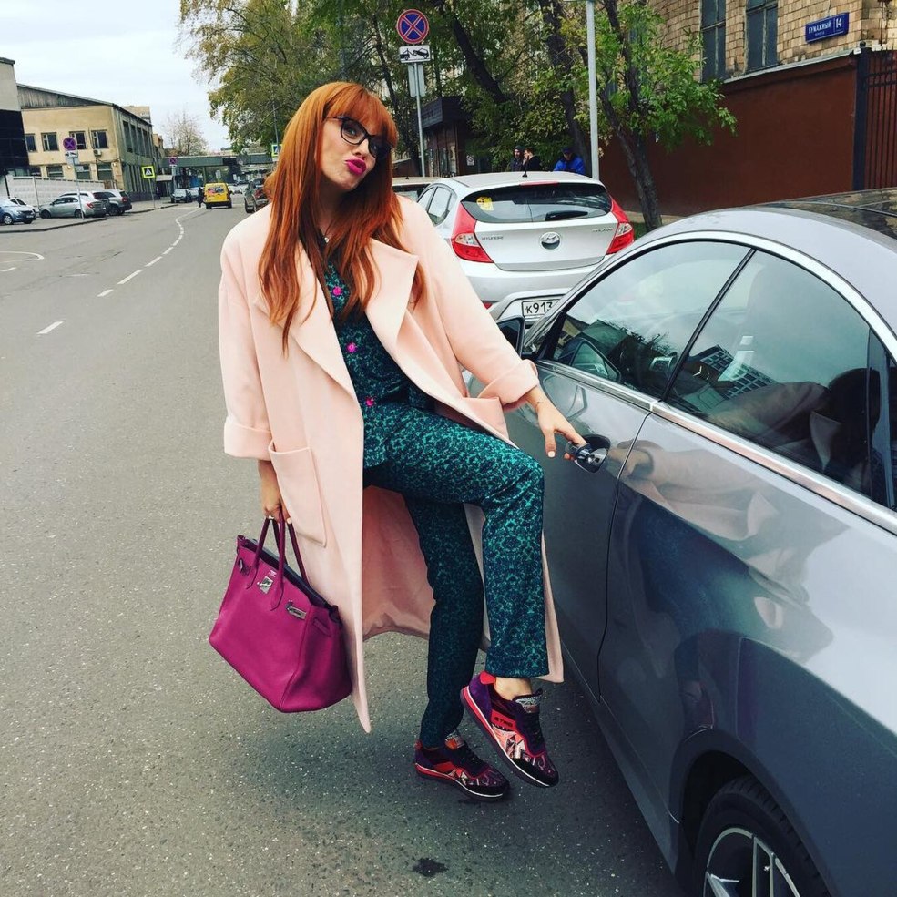 Filles élégantes en rouge