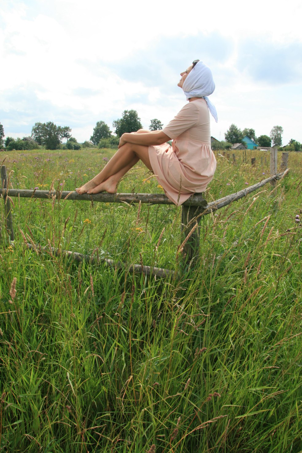 Fille dans la grange