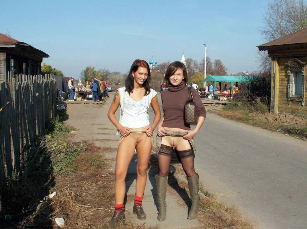 Fille nue dans la cour