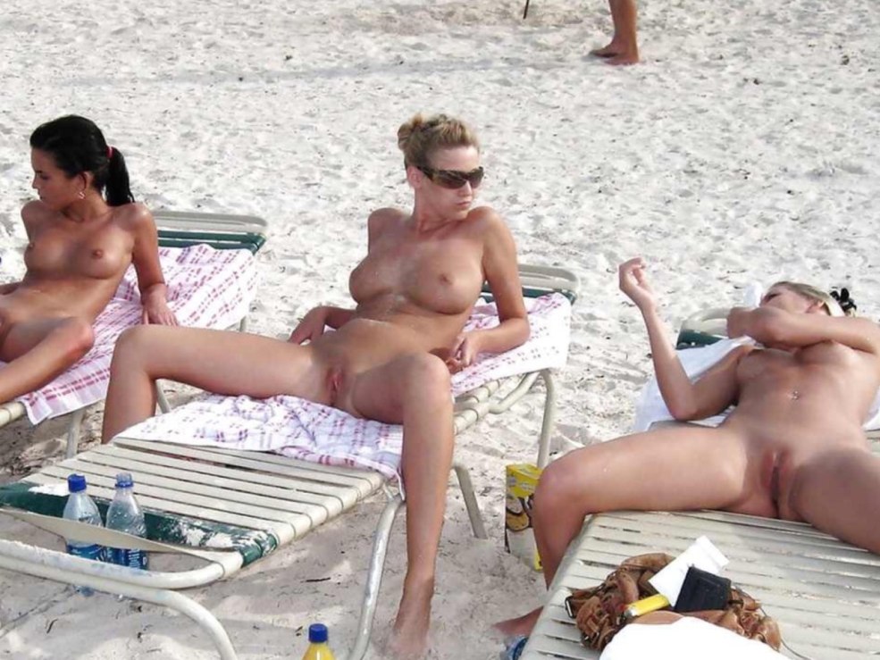 Le modèle baise sur la plage