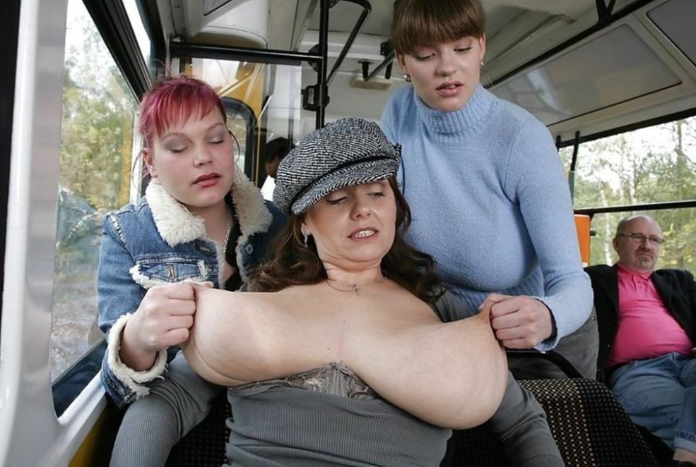 Grands seins dans les transports publics