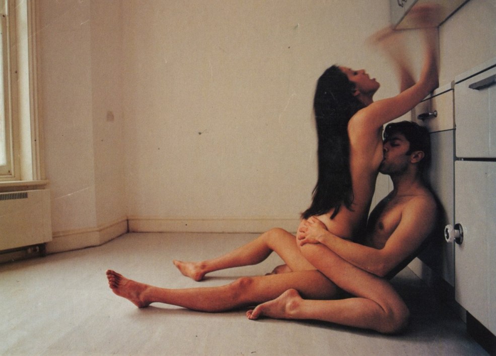 Pose érotique latéralement