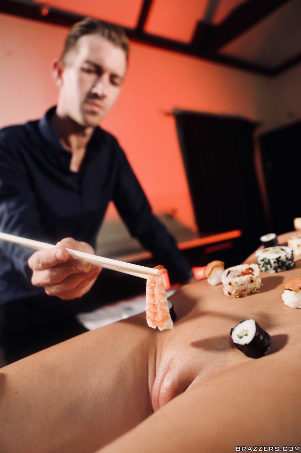 Manger des sushis sur une femme nue xxx