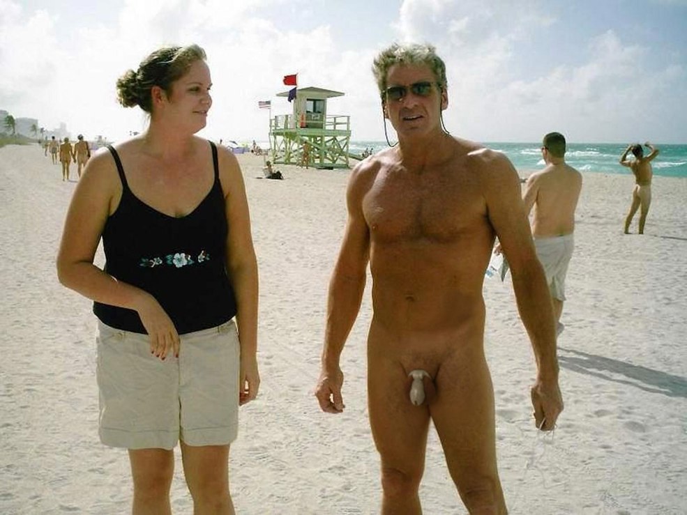 Nudistes sur une plage publique