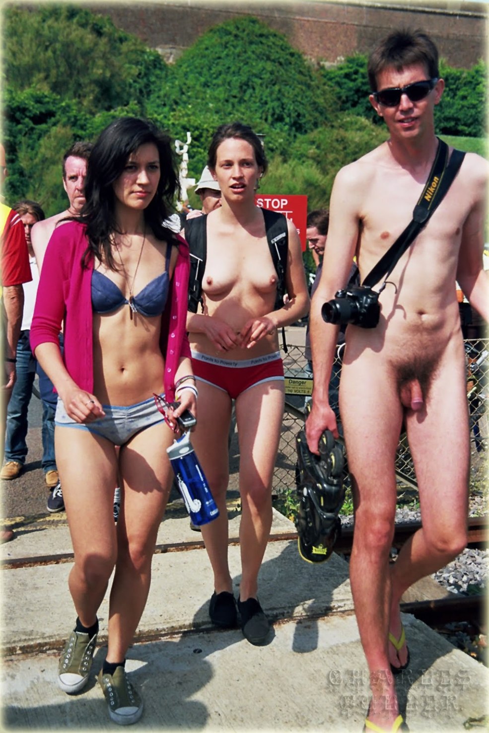 Femmes habillées nuees sur la plage