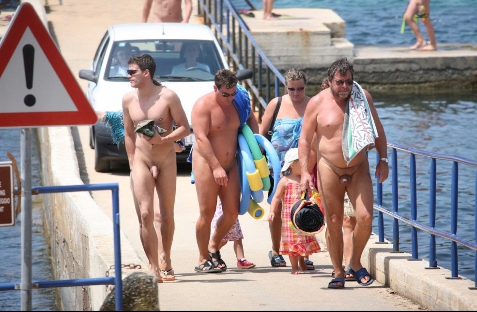 Filles nudistes avec les gars