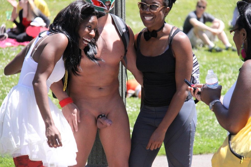 Garçons nus sur la plage habillés