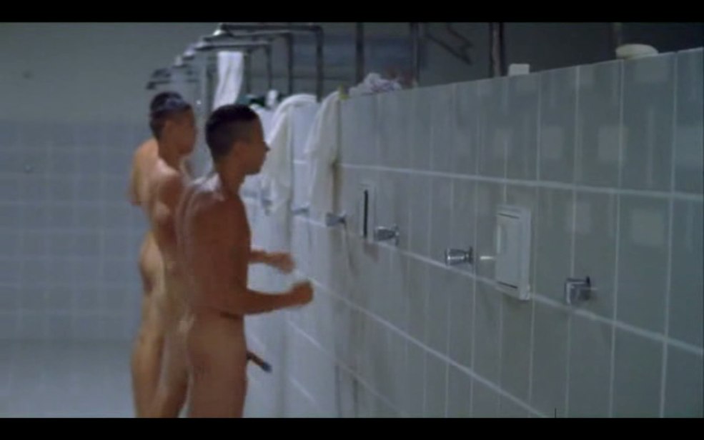 Petite lesbienne sous la douche