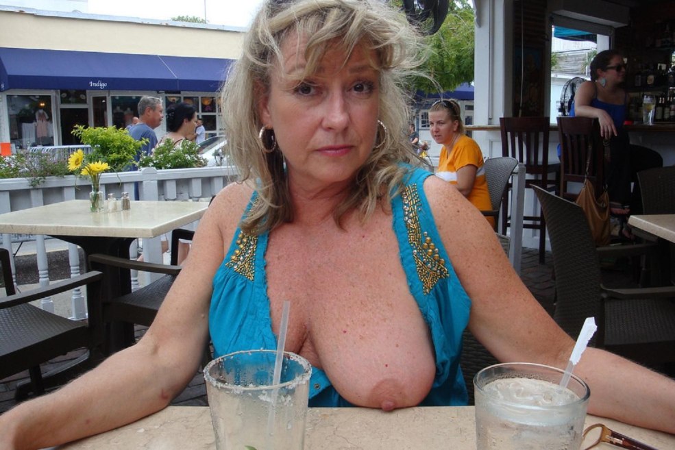 Seins matures d'un soutien-gorge