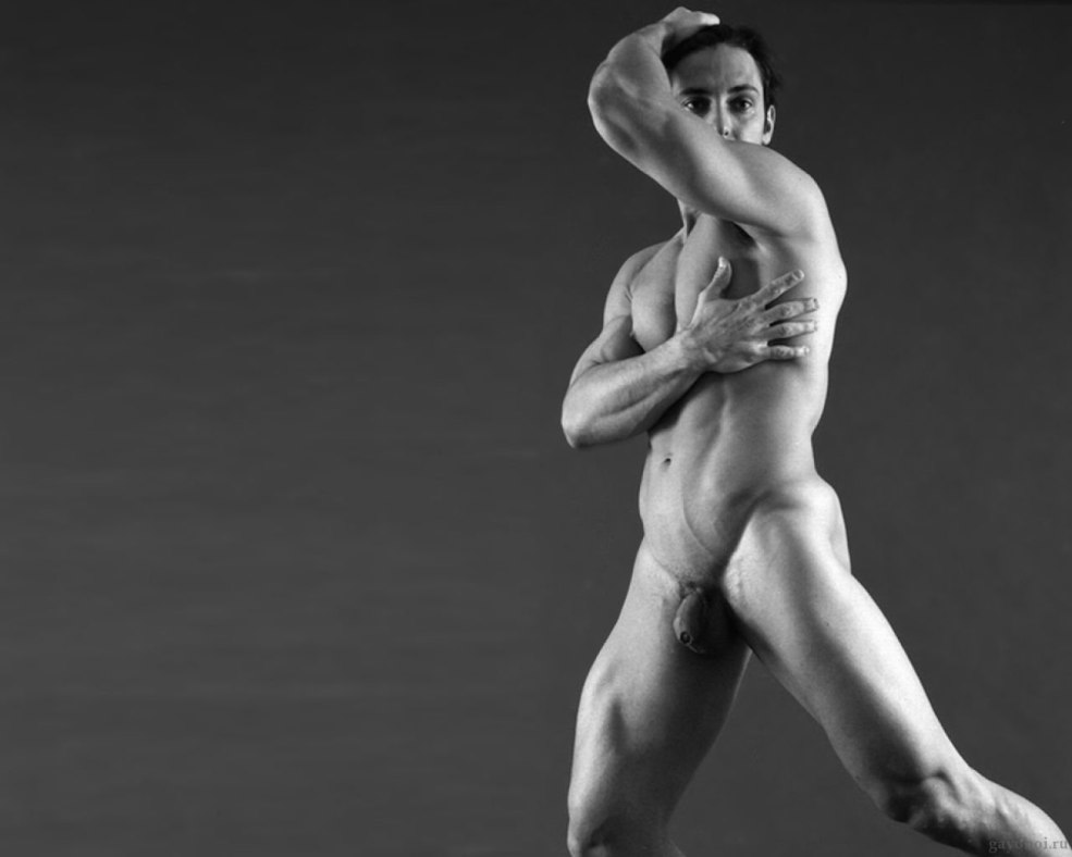 Belles femmes nues dans une pose debout