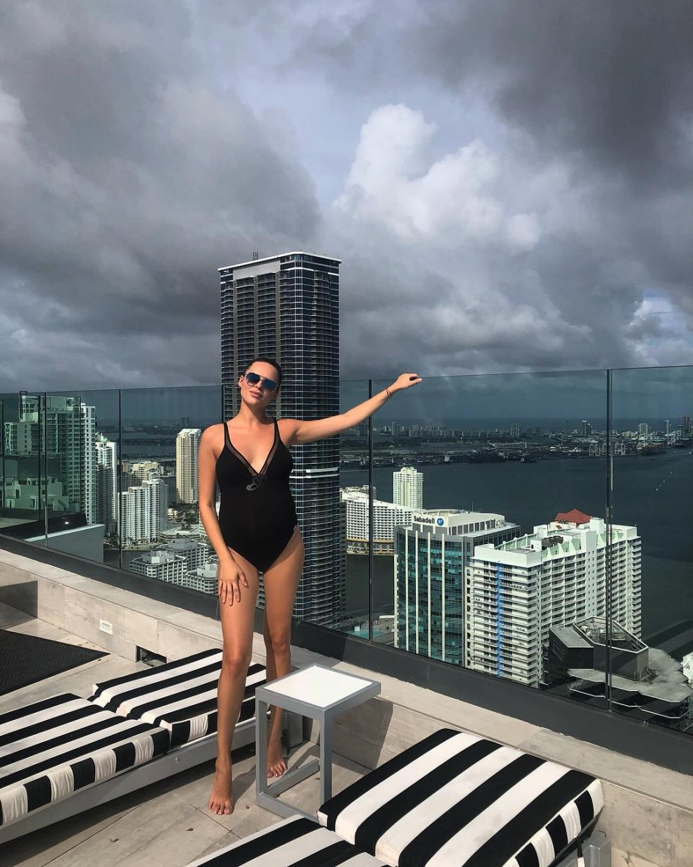 Hannah Singer dans un manteau de fourrure