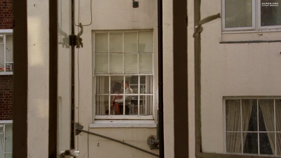 Nus dans les fenêtres des maisons voisines